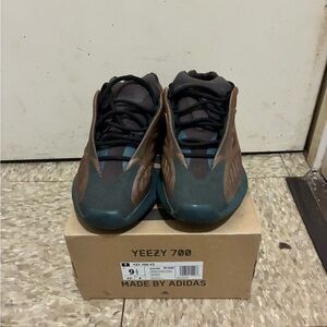 Adidas Yeezy 700 V3 - copper